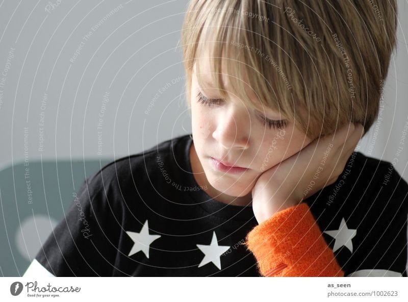 Think again ... Boy (child) Infancy Life 1 Human being 8 - 13 years Child Reading Fashion T-shirt sweatband Blonde Star (Symbol) Make Write Dream Authentic