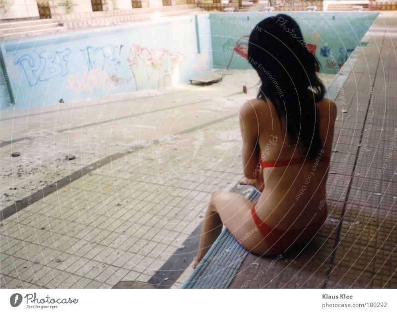 TO TAKE A BATH : Womens back Thin Water basin Swimming pool Black-haired Dark-haired Long-haired Back Naked flesh Bikini Rear view Young woman
