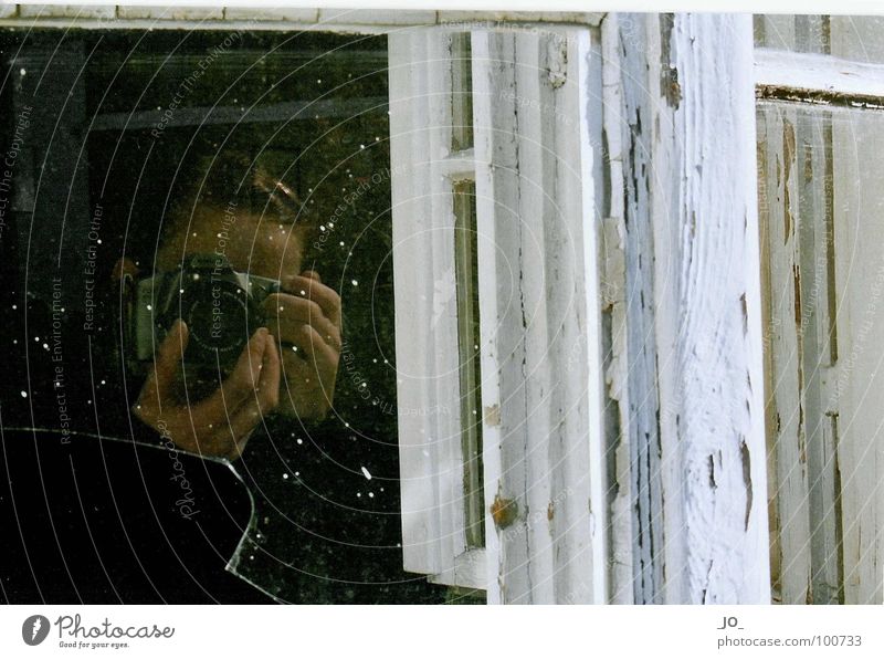SElbst_POrtRAIT Shard Window frame Dust White Broken Calm Derelict Glass