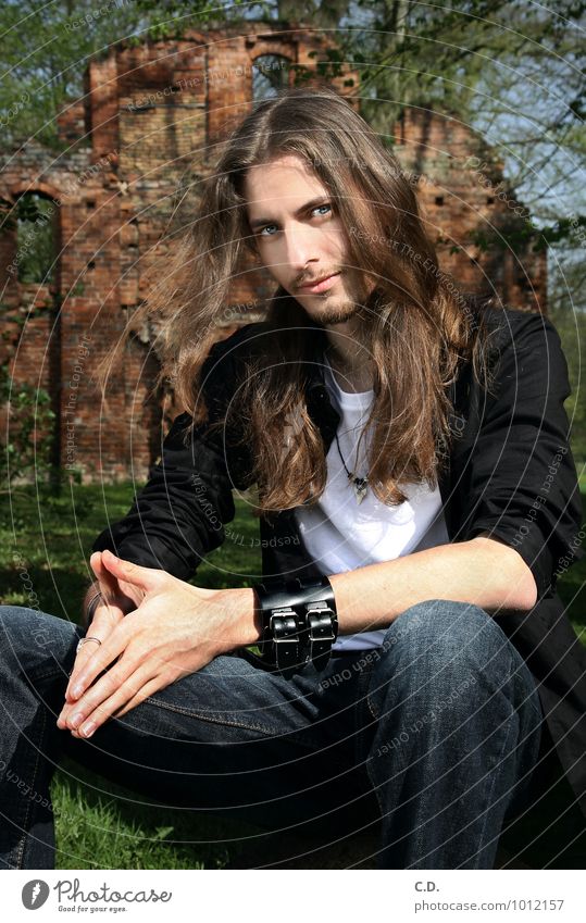 Erik I Young man Youth (Young adults) 1 Human being 18 - 30 years Adults Shirt Jeans Brunette Long-haired Designer stubble Observe Looking Sit Friendliness