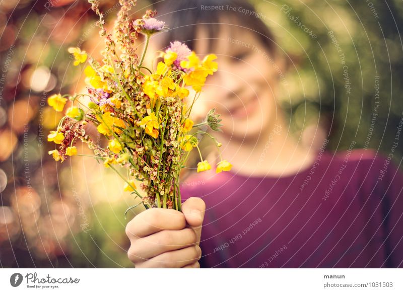 Take it! Mother's Day Birthday Human being Child Boy (child) Family & Relations Friendship Infancy Youth (Young adults) Life Hand 1 Flower Wild plant Bouquet