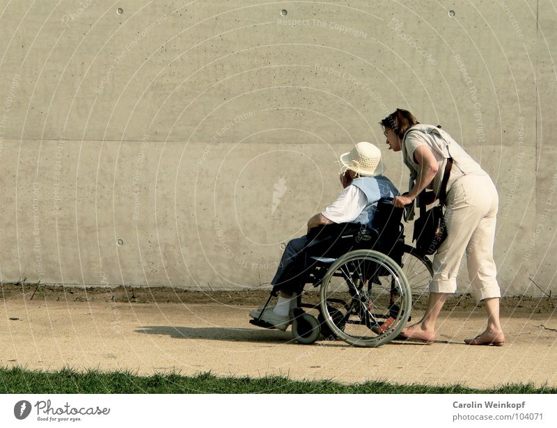 Psst, did you see that guy? To talk Human being Woman Adults Senior citizen Coast Lanes & trails Hat Movement Going Compassion Help Wheelchair To go for a walk