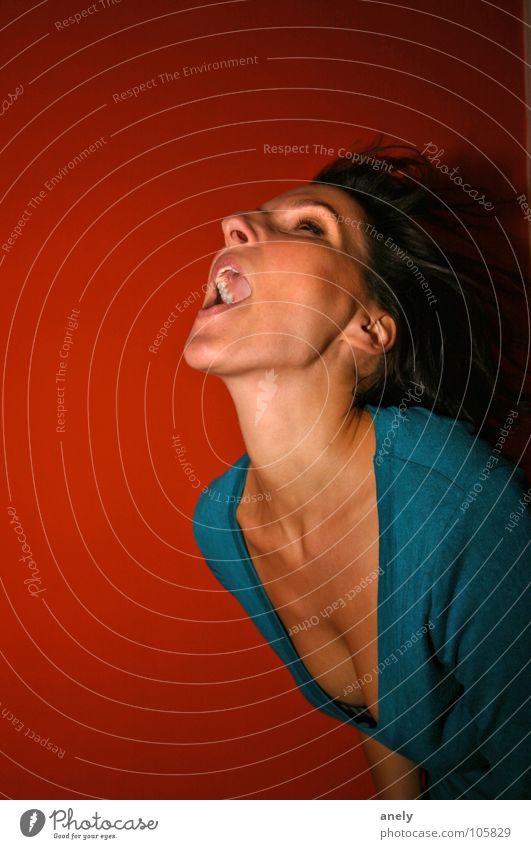 explosives Headwind Red Wall (building) Green Turquoise To talk Woman Emotions Closed eyes Joy Orange Scream Passion Movement toss one's hair open-mouthed