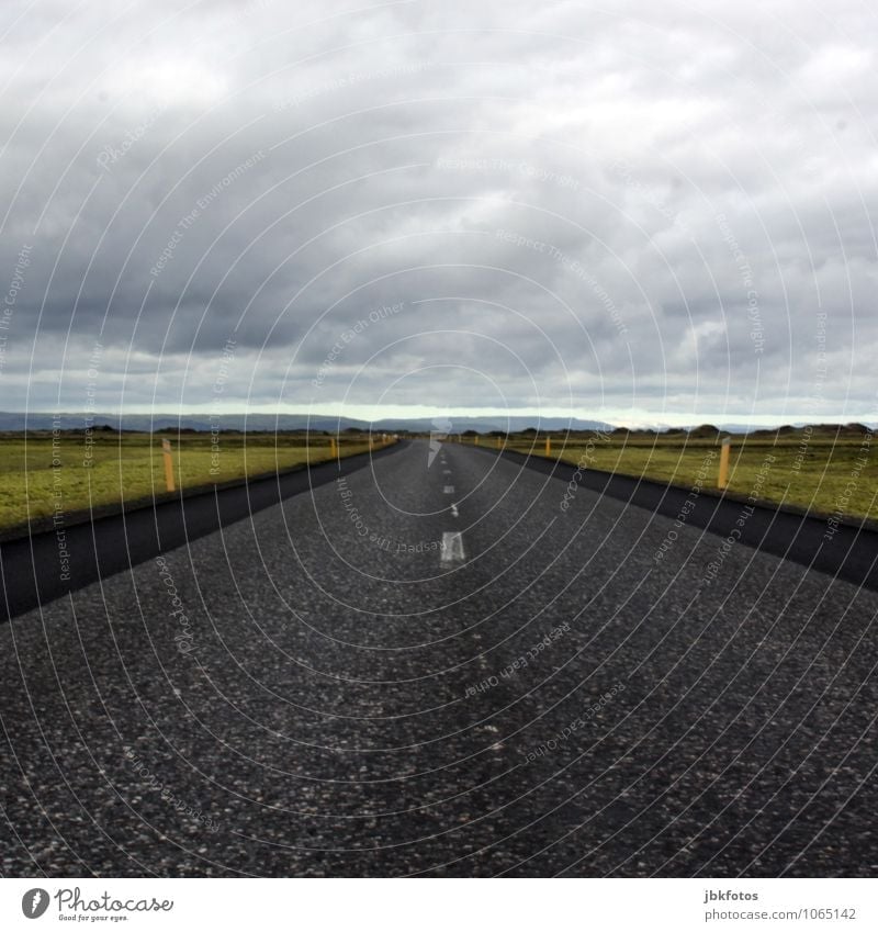 To the end of the world Motoring Street Cold Empty End of no passing zone Iceland Focal point Middle Center line Horizon Square Far-off places Infinity