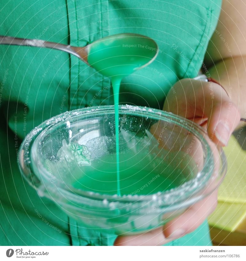 Color play. Icing Glass bowl Spoon Green Shirt Blouse Hand Disgust Mix Multicoloured Baked goods Colour Cooking Nutrition Fluid intermingle agitate dye Dyeing