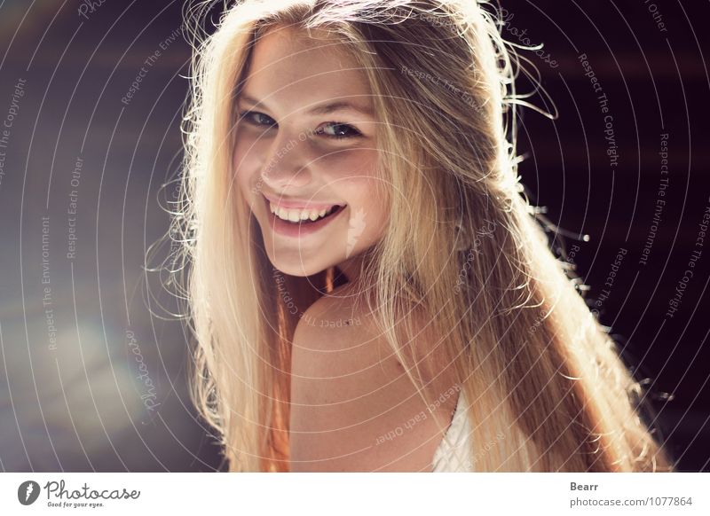 Portrait with light reflections Feminine Face 1 Human being Blonde Long-haired To enjoy Smiling Laughter Happiness Natural Beautiful Happy Contentment