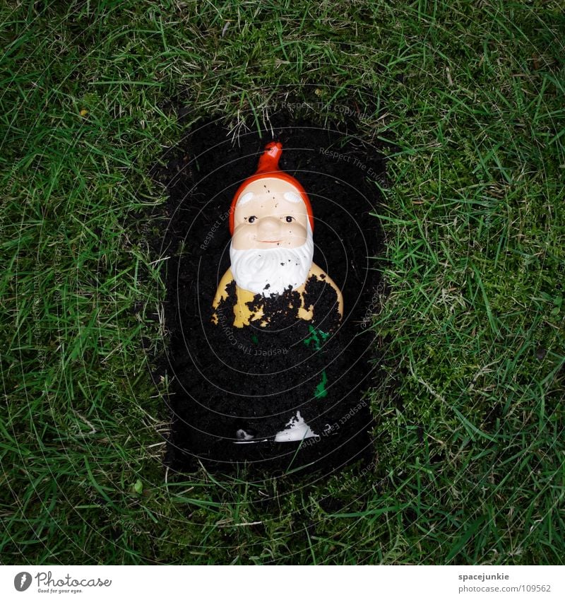 Dwarf Murder (2) Garden gnome Shovel Whimsical Petit bourgeois Village Joy Dig Bury Sacrifice Death allot settlement