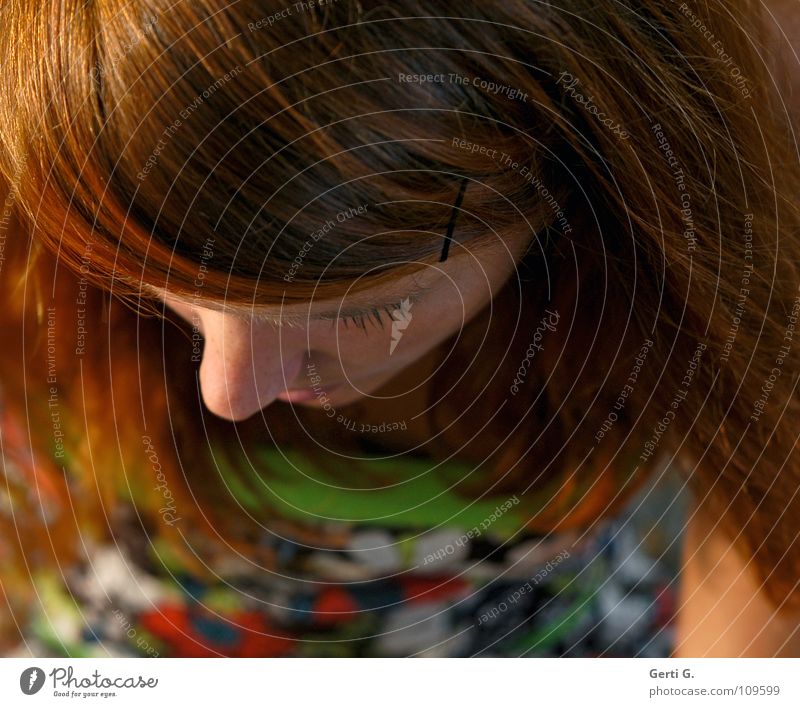 point of view Part Ski jump Woman Young woman Long-haired Red-haired Eyelash Pattern Flowery pattern Skin color Green Human being Emotions Above Head