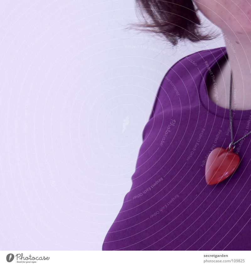 violet III Woman Violet Lilac Red T-shirt Chin Self portrait Earnest Jewellery Short haircut Wall (building) White Torso Human being Clothing