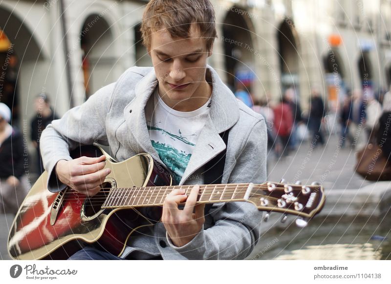 guitar player Lifestyle Leisure and hobbies Freedom Human being Masculine Young man Youth (Young adults) Man Adults 1 18 - 30 years Artist Music Singer Musician