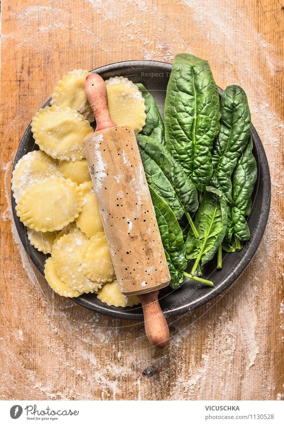 Make your own ravioli with spinach Food Vegetable Lettuce Salad Dough Baked goods Nutrition Lunch Organic produce Vegetarian diet Diet Italian Food Crockery