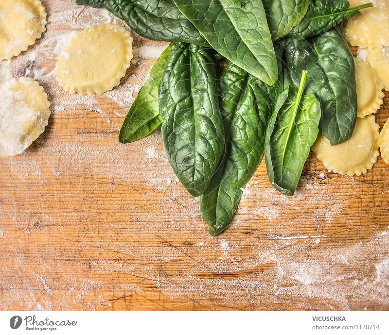 Make ravioli with spinach Food Vegetable Lettuce Salad Dough Baked goods Herbs and spices Nutrition Lunch Organic produce Vegetarian diet Diet Italian Food