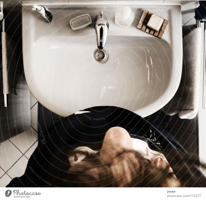 I don't know - I don't wash! Drainage Objective Arise Bathroom Bird's-eye view Narrow Gray Towel Reluctance Man Morning Tip of the nose Soap Sieve Oversleep