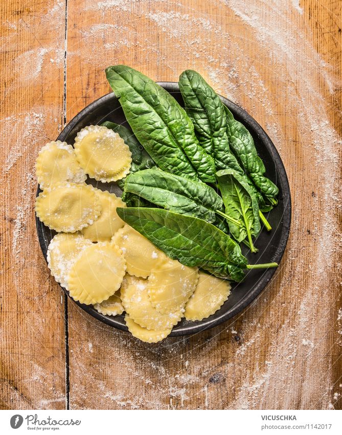 Prepare ravioli with spinach Food Vegetable Lettuce Salad Dough Baked goods Nutrition Lunch Banquet Organic produce Vegetarian diet Diet Italian Food Style