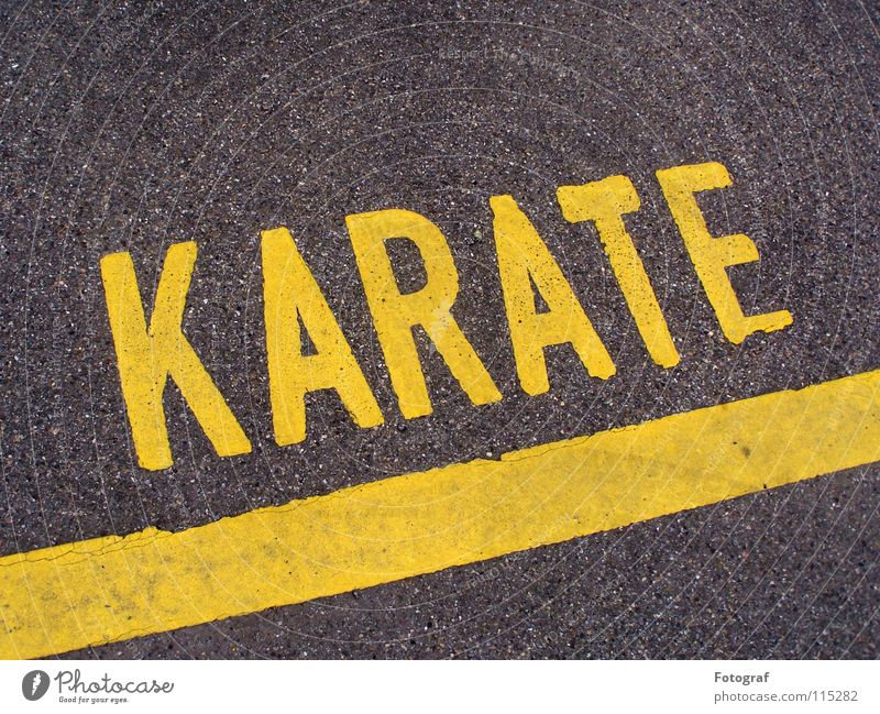 Street fighter. Karate Martial arts Asphalt Parking lot Gray-yellow Line Typography Lettering Asia Traffic infrastructure Letters (alphabet) Characters street