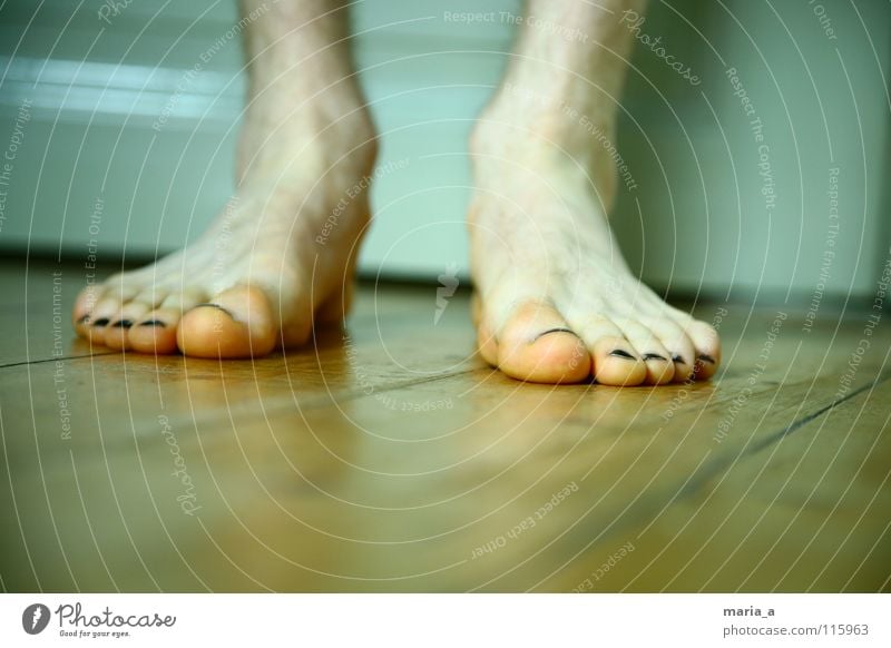 Flos flat feet Toes Nail polish Toenail Black Floor covering Wooden floor Stand Masculine Man White Winter Cold Freeze Barefoot Boredom Feet deelen Door Ankle