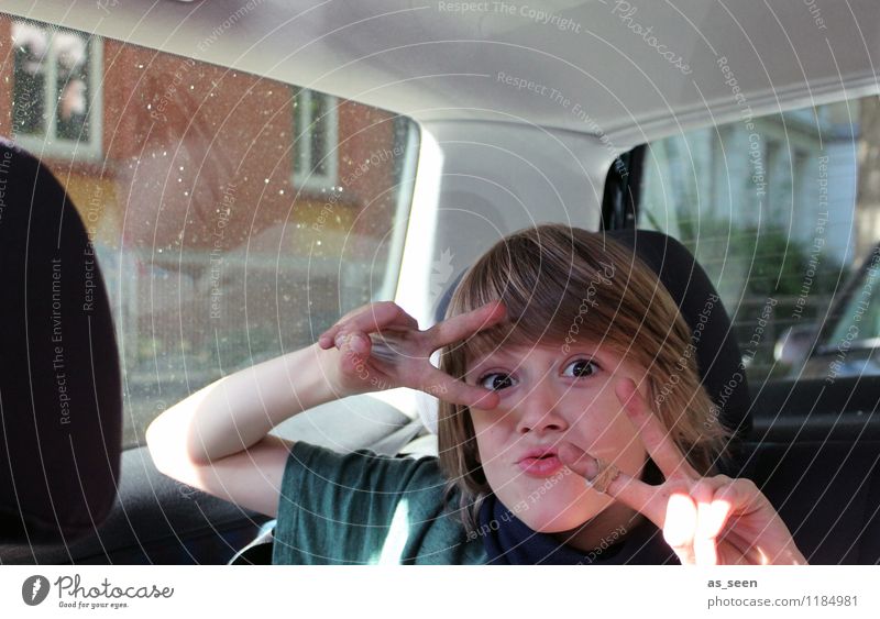 in the car Boy (child) Infancy Face Eyes Fingers 1 Human being 8 - 13 years Child Transport Means of transport Motoring Traffic jam Vehicle Car Small car