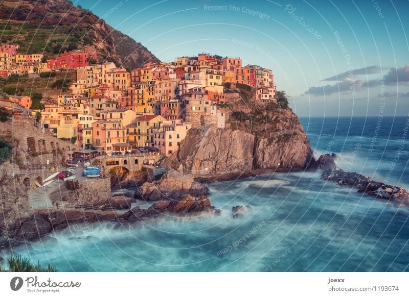 Manarola Vacation & Travel Tourism City trip Sky Beautiful weather Mountain Waves Coast Village Fishing village Skyline House (Residential Structure) Facade