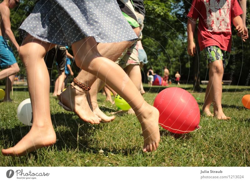 Catch the balloon. Human being Legs Feet 6 Group Group of children 8 - 13 years Child Infancy 13 - 18 years Youth (Young adults) Tree Grass Meadow Skirt
