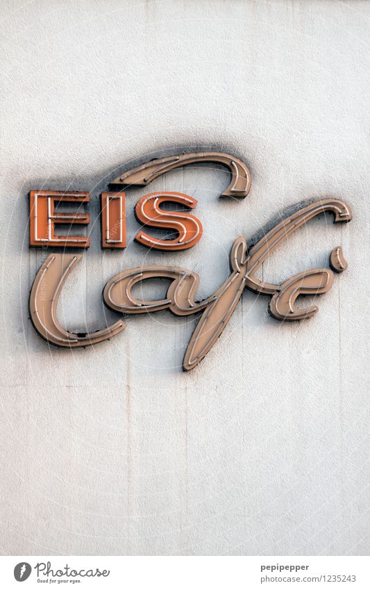EIS Café Food Ice cream Nutrition Leisure and hobbies Restaurant Workplace Services Wall (barrier) Wall (building) Stone Characters Eating Subdued colour