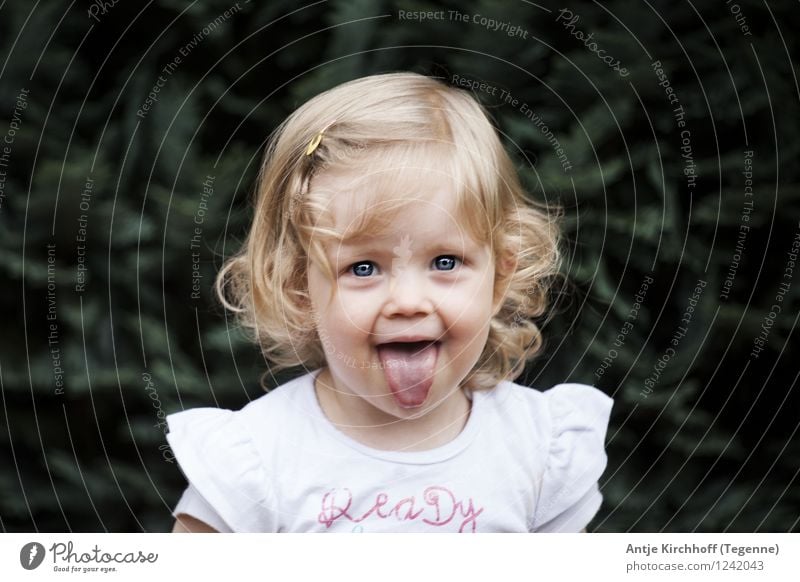 Bähhhhhhhhh Human being Feminine Child Toddler Girl 1 1 - 3 years Beautiful Small Funny Green Colour photo Subdued colour Exterior shot Day Portrait photograph