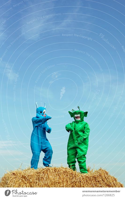 Strohbo Party Art Work of art Esthetic Extraterrestrial being Monster Straw Green Blue Blue sky Costume Dance Dance event Party mood Party service Good mood