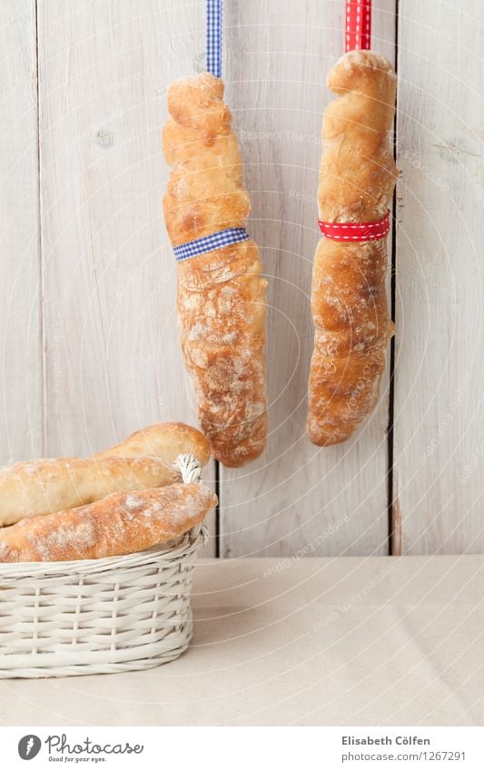 Baguettes handwerklich Brotkorb Food Geschenk Bäckerei selbstgemacht rustikal französisch Essen Kruste Mehl Backwaren frisch gebacken Geschenkband Schleife