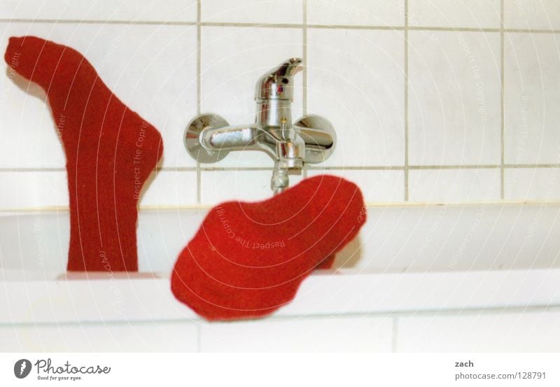Red Sock Stockings Winter Bathroom Bathtub White Flow Toes Clothing Feet Snow Contrast bath Toilet Swimming & Bathing Shower (Installation)
