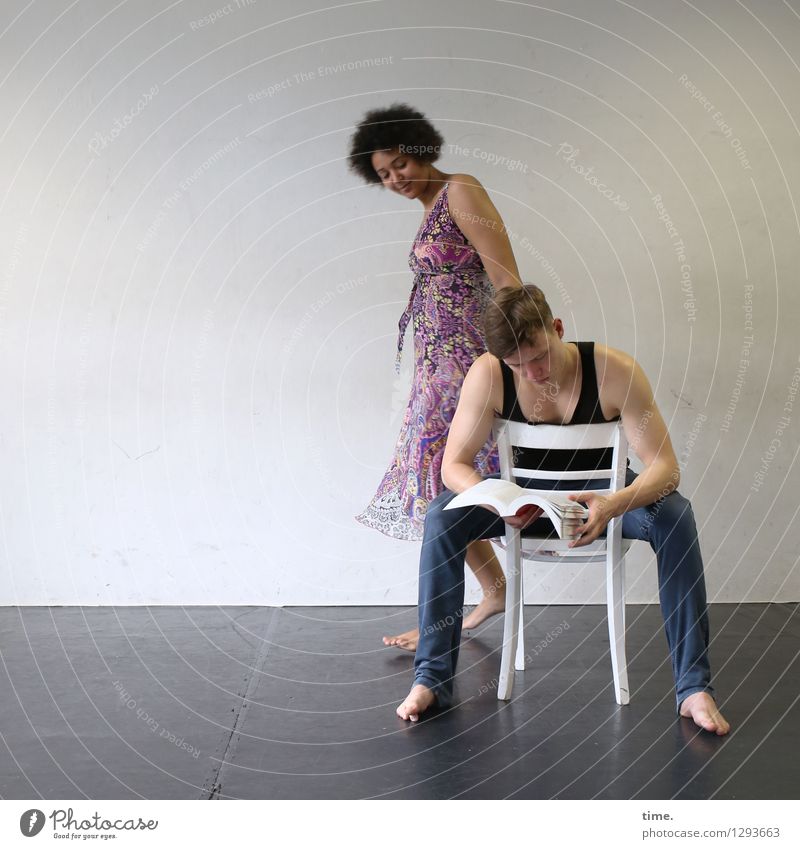 Anisré & Janis Room Masculine Feminine 2 Human being T-shirt Jeans Dress Barefoot Black-haired Short-haired Dreadlocks Observe Going Reading Looking Sit Stand