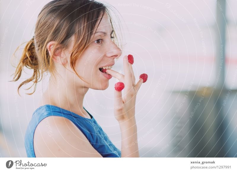 eat raspberries Fruit Nutrition Eating Organic produce Vegetarian diet Diet Finger food Lifestyle Healthy Healthy Eating Wellness Harmonious Contentment Senses