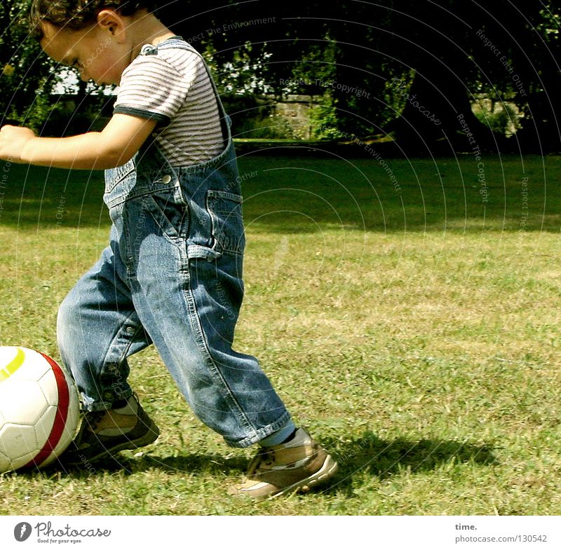 Pampers League / Ball Guide Joy Contentment Playing Ball sports Soccer Child Boy (child) Arm Tree Meadow Toys Passion Concentrate Direction Forwards Practice