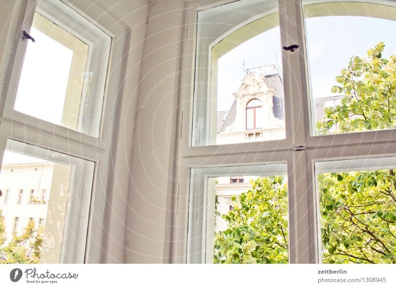 oriel Window Window frame Window transom and mullion Oriel Living or residing Flat (apartment) Old building Window pane Glass Corner Town Vantage point