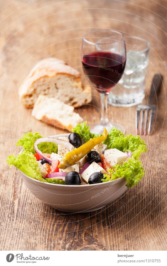 Greek salad Food Cheese Lettuce Salad Dough Baked goods Bread Organic produce Vegetarian diet Bowl Cheap Good Olive Chili feta Red wine Onion ring Green salad