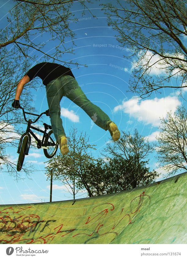 Dam he`s good Stunt Action Extreme Sports ground Garching Bicycle Extreme sports tailwhip BMX bike snowblind Flying Crazy Fantastic Free Prevail