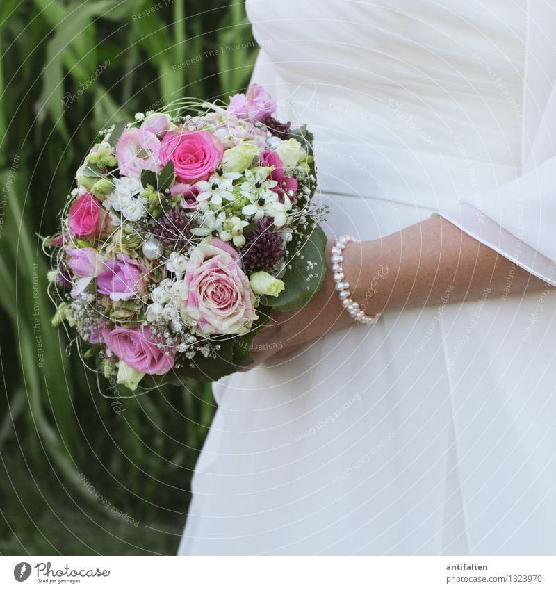 Bridal bouquet in a square Beautiful Skin Feasts & Celebrations Wedding Human being Feminine Woman Adults Body Breasts Arm Hand Fingers 1 30 - 45 years Summer