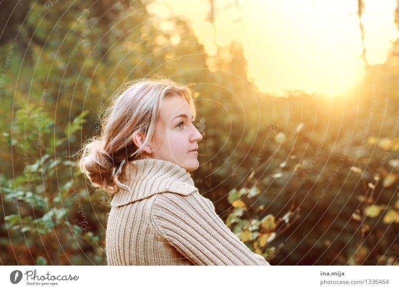 level-headed Human being Feminine Young woman Youth (Young adults) Woman Adults Life 1 18 - 30 years 30 - 45 years Nature Sunrise Sunset Sunlight Sweater