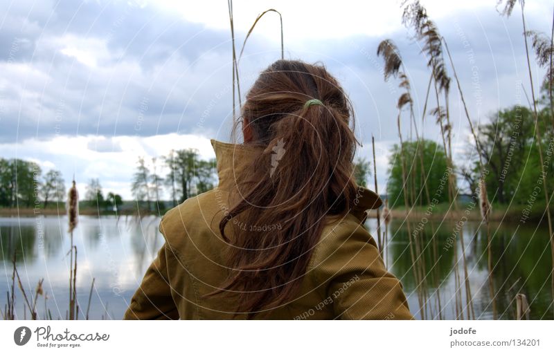 le lac et la fille Lake Woman Feminine Youth (Young adults) Opposite Rear view Back of the head Shoulder Braids Ponytail Brown Reflection Mirror Tree Bushes