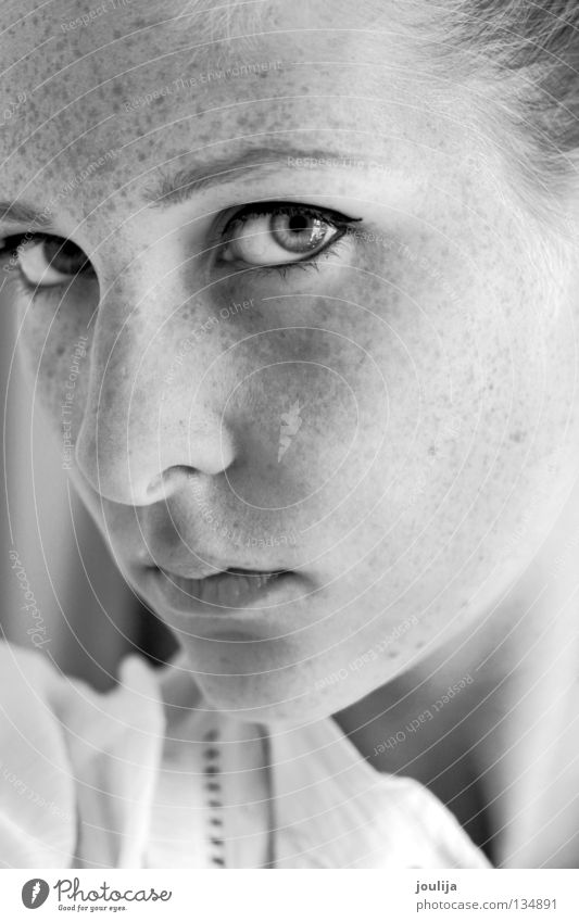 Sommerküsse Hair and hairstyles Summer Woman Adults Eyes Looking Freckles Complexion Focal point hypnotizing Black & white photo Interior shot Close-up Morning