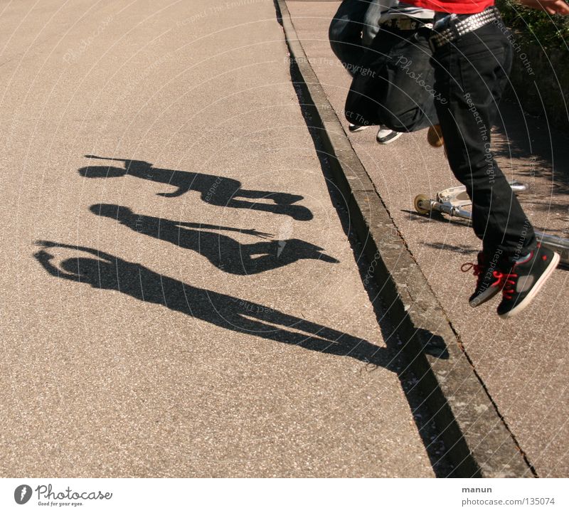 Shadowmen I Playing Shadow play Shadow child Brothers and sisters Friendship Youth (Young adults) Life 3 Human being Street Asphalt Movement Jump Cool (slang)