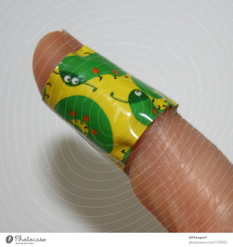 Tausendfüßler am Finger 2 Joy Healthy Playing Fingers Worm Happiness Small Yellow Green Pain Extra Wound Adhesive plaster Cut Obscure Millipede child happy biba