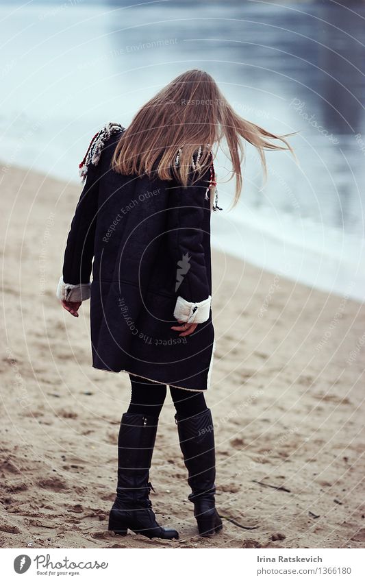 winter girl on riverbank Young woman Youth (Young adults) Body Hair and hairstyles 1 Human being 18 - 30 years Adults Nature Landscape Winter Bad weather Waves