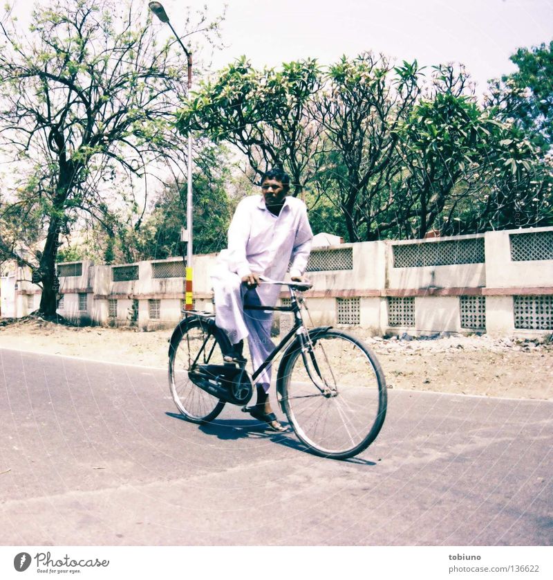 indian man (2007) Bicycle India Transport Man Pune Street cyclist poona traffic baba Cycling