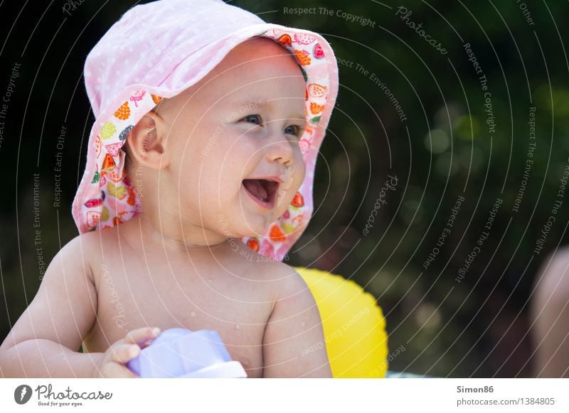 Buzzer fun Human being Feminine Child Toddler Girl 1 0 - 12 months Baby Swimming & Bathing Smiling Laughter Friendliness Happiness Beautiful Curiosity Positive