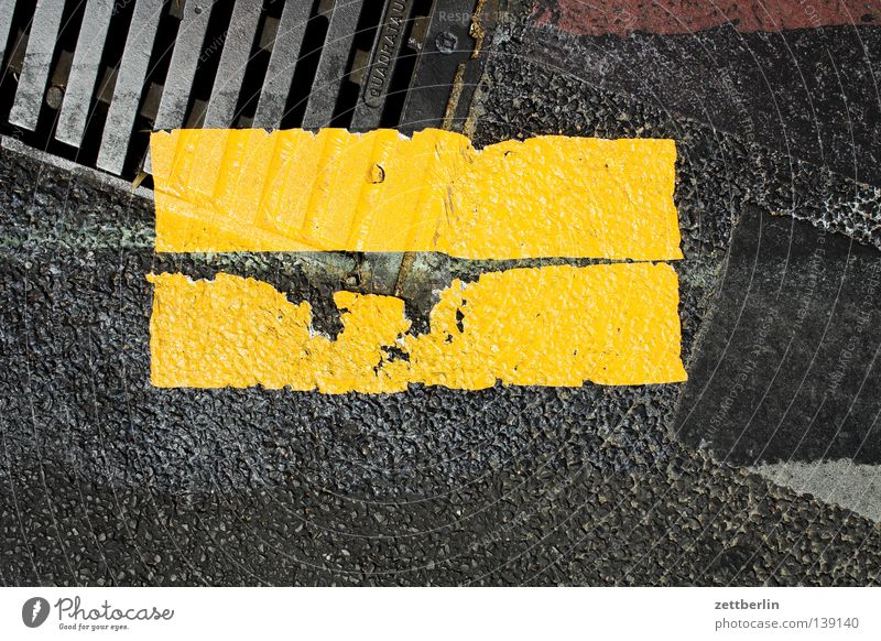 road marking Lane markings Gully Construction site Barrier Construction worker Label Yellow Bright yellow Information Communication Traffic infrastructure