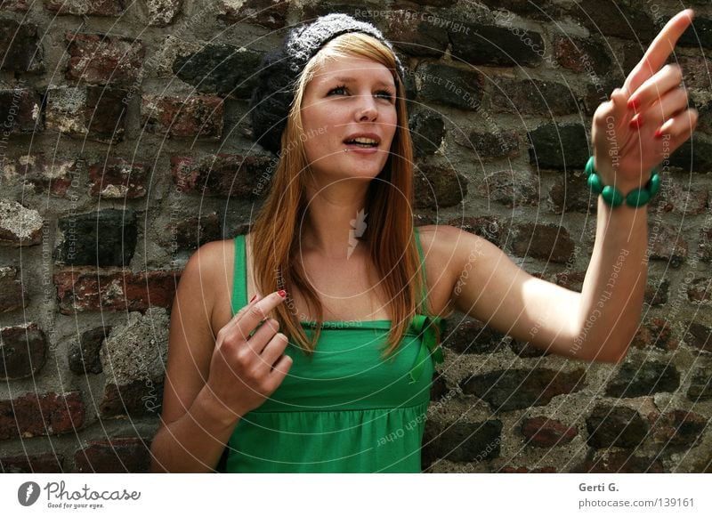 * amazed Amazed Surprise Clue Forefinger Hand Bracelet Woman Young woman Beautiful Green Long-haired Red-haired Cap T-shirt Facial expression Direction