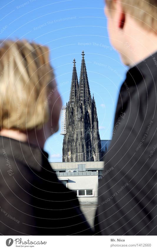 datisdädom Tourism Sightseeing City trip Woman Adults Man Partner 2 Human being Cloudless sky Town Landmark Observe Black Together Cologne Cathedral Impressive