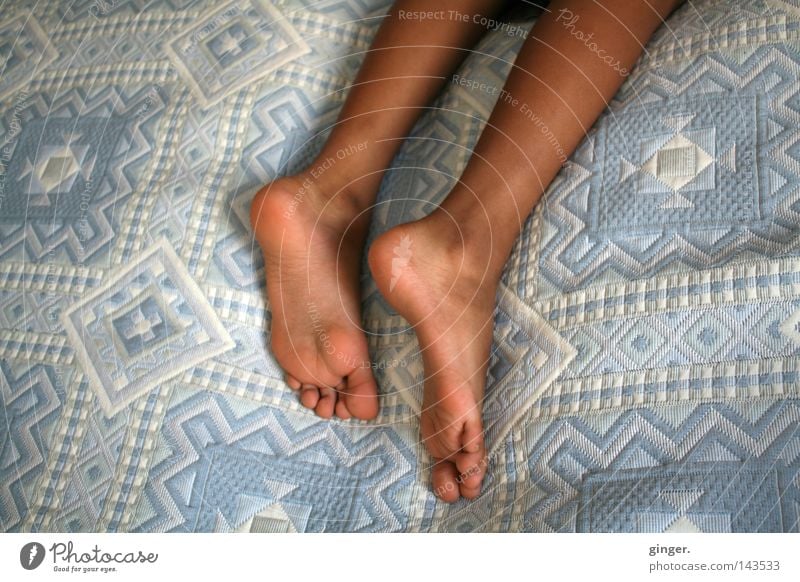 "killekille" Bed Child Boy (child) Legs Feet Sleep Long Pink White Fatigue Sole of the foot Toes Blanket Light blue Outstretched Parts of body Ball of the foot