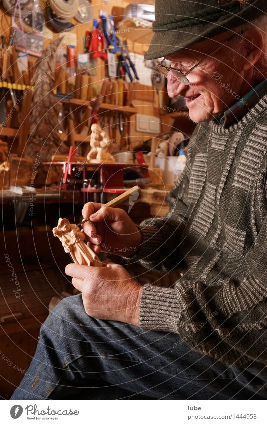 Woodcarver 2 Leisure and hobbies Male senior Man Grandfather 1 Human being 60 years and older Senior citizen Art Artist Work and employment Passion Carving