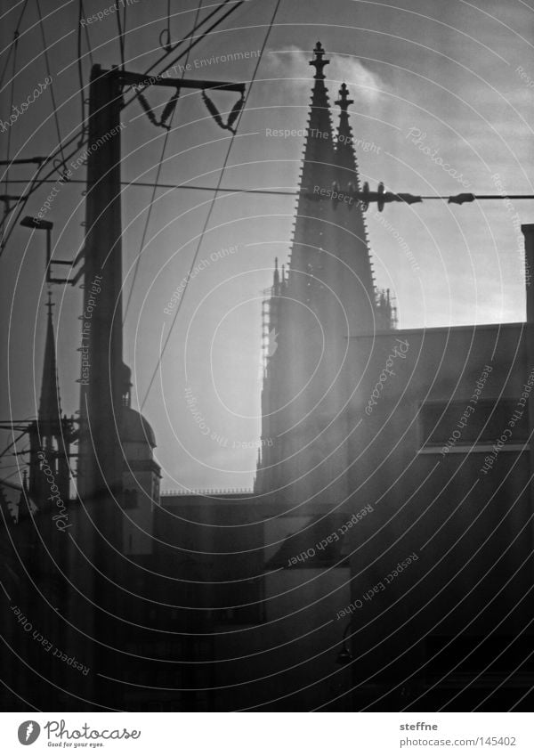 Photokina, please disembark. Cologne Dome Railroad Electricity Town Black White Religion and faith Church Approach road House of worship Landmark Monument hell