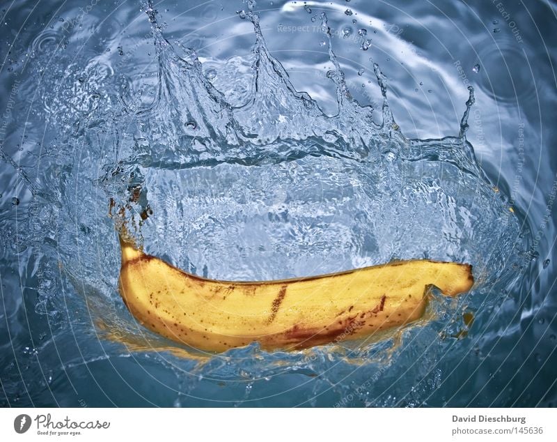 fresh banana Banana Drops of water Splash of water Fluid Clarity Object photography Snapshot Food photograph